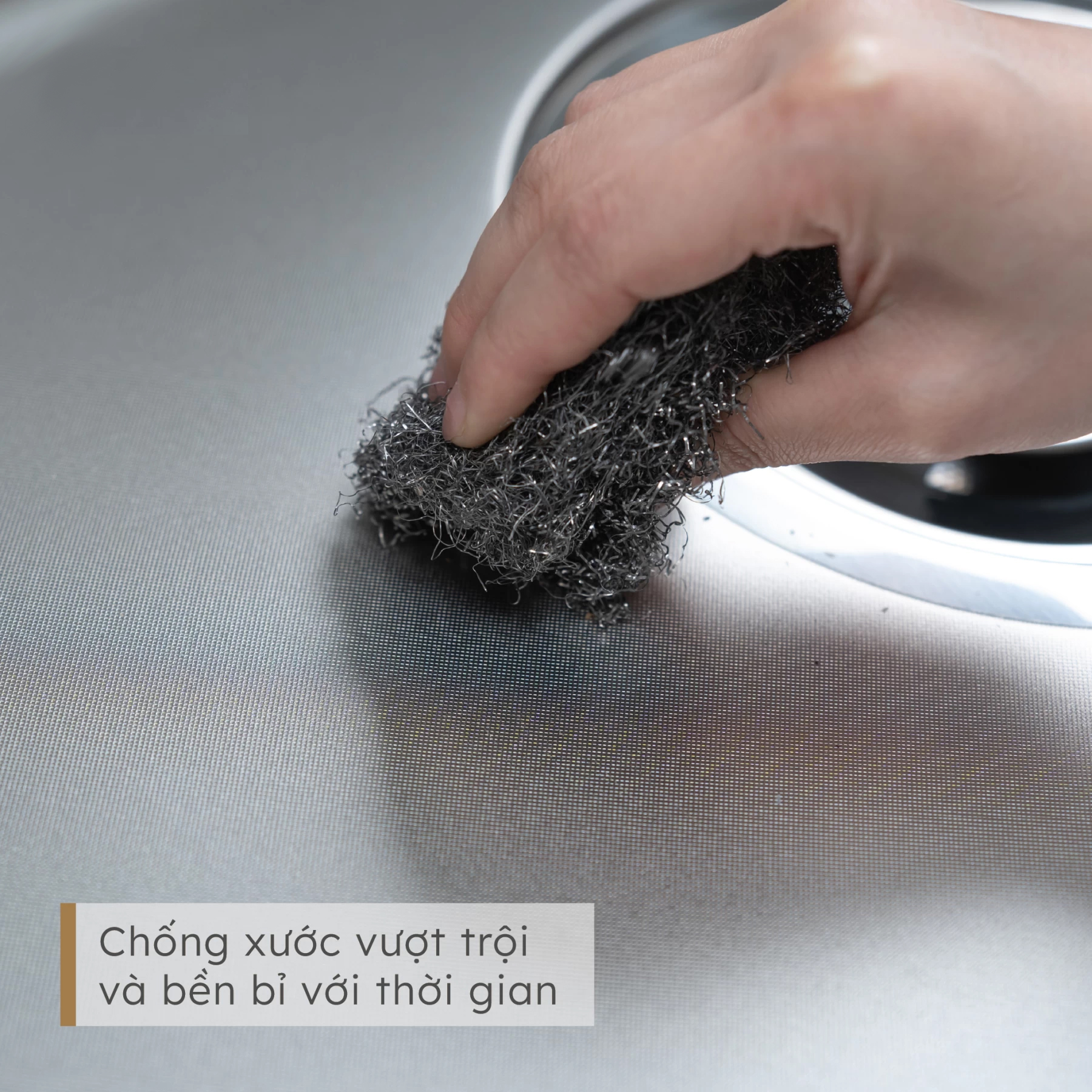 Chậu rửa bát Eurogold EUC15848EA sử dụng bề mặt Linen cấu trúc dập nổi có khả năng phân tán áp lực và chấn động, bảo vệ chậu bếp khỏi những vết xước không mong muốn Chậu rửa bát Eurogold EUC15848EA sử dụng bề mặt Linen cấu trúc dập nổi có khả năng phân tán áp lực và chấn động, bảo vệ chậu bếp khỏi những vết xước không mong muốn