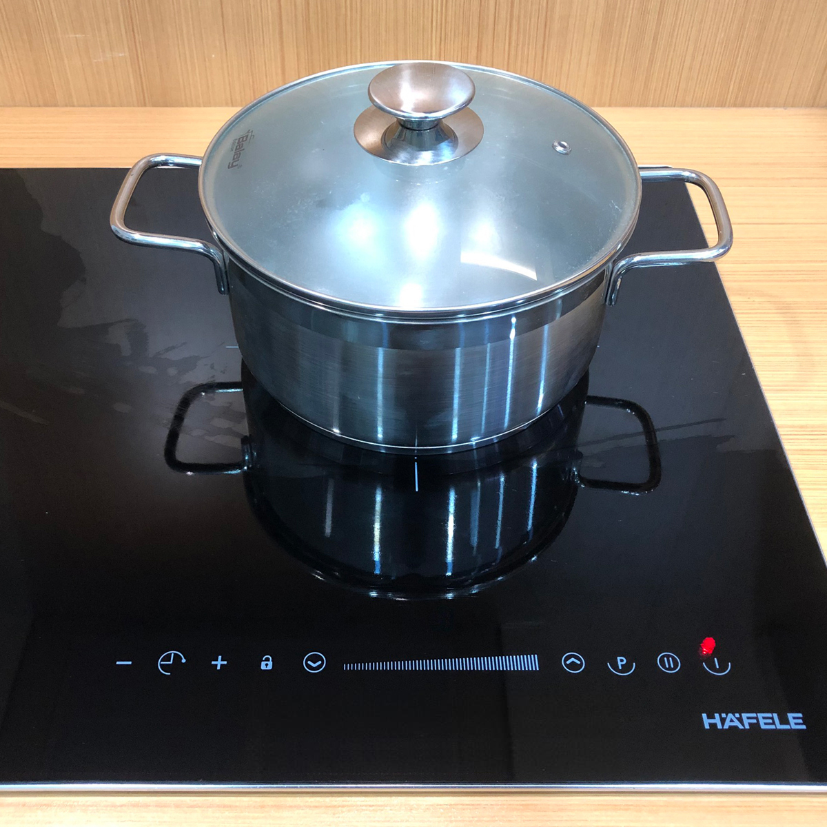 Bảng điều khiển Controls Flex Touch của HC-I3732KB | 536.61.906 này có thể nó là rất dễ điều khiển, thực ra nó chỉ có tổng cộng 2 thao tác là bạn có thể bắt đầu nấu (bật nguồn + kéo slider). Bảng điều khiển Controls Flex Touch của HC-I3732KB | 536.61.906 này có thể nó là rất dễ điều khiển, thực ra nó chỉ có tổng cộng 2 thao tác là bạn có thể bắt đầu nấu (bật nguồn + kéo slider).