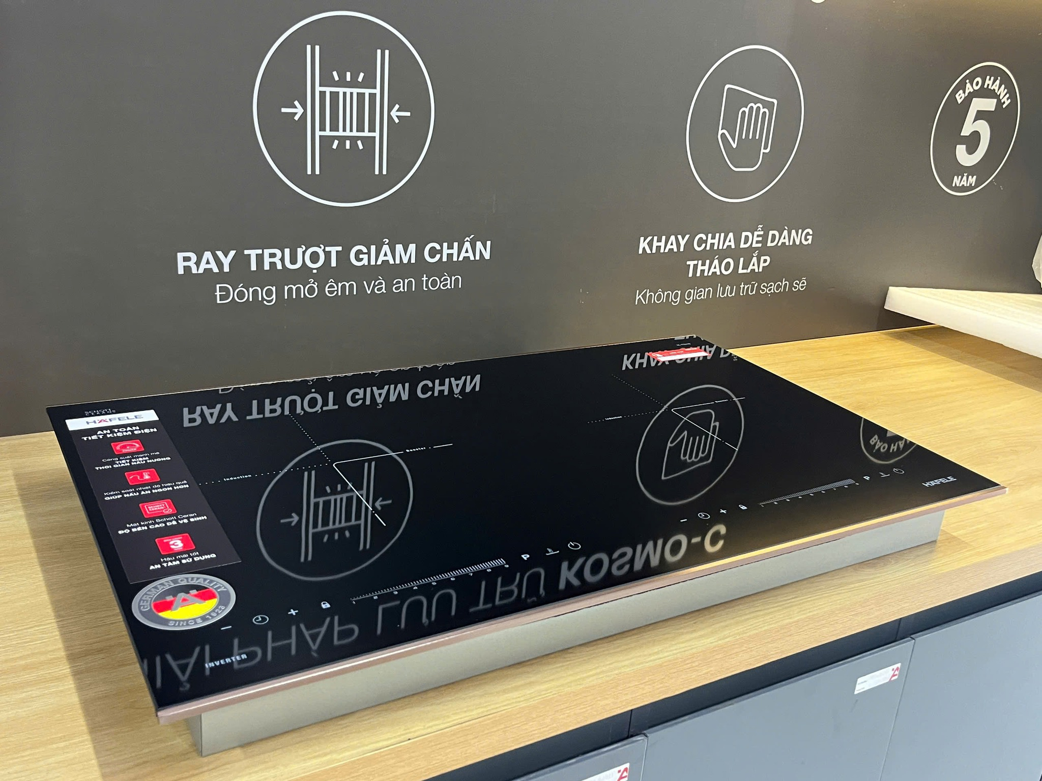 Bảng điều khiển Controls Flex Touch của HC-I73242B | 536.61.857 này có thể nó là rất dễ điều khiển, thực ra nó chỉ có tổng cộng 2 thao tác là bạn có thể bắt đầu nấu (bật nguồn + kéo slider). Bảng điều khiển Controls Flex Touch của HC-I73242B | 536.61.857 này có thể nó là rất dễ điều khiển, thực ra nó chỉ có tổng cộng 2 thao tác là bạn có thể bắt đầu nấu (bật nguồn + kéo slider).