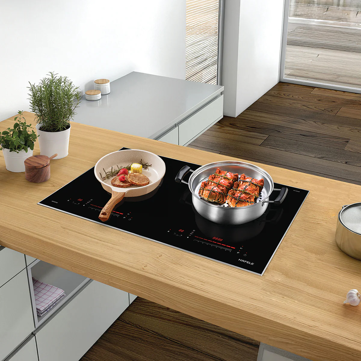 HC-I73243B | 536.61.858 là mẫu bếp từ mới nhất của hãng Hafele, đồng thời là một trong những mẫu bếp từ thành công ở phân khúc trung cấp. HC-I73243B | 536.61.858 là mẫu bếp từ mới nhất của hãng Hafele, đồng thời là một trong những mẫu bếp từ thành công ở phân khúc trung cấp.