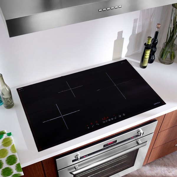 Điều khiển cảm ứng trượt Touch Control 9 mức công suất độc lập cho 3 vùng nấu Điều khiển cảm ứng trượt Touch Control 9 mức công suất độc lập cho 3 vùng nấu