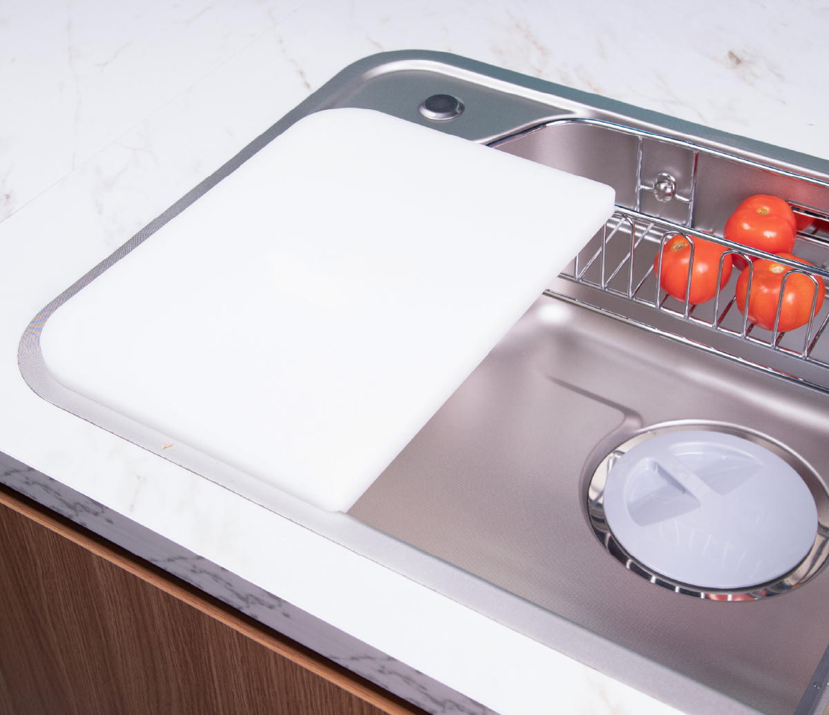 GX8050JP Hikari được trang bị thêm bộ phụ kiện bao gồm thớt nhựa, rổ Inox và chậu rửa nhỏ GX8050JP Hikari được trang bị thêm bộ phụ kiện bao gồm thớt nhựa, rổ Inox và chậu rửa nhỏ