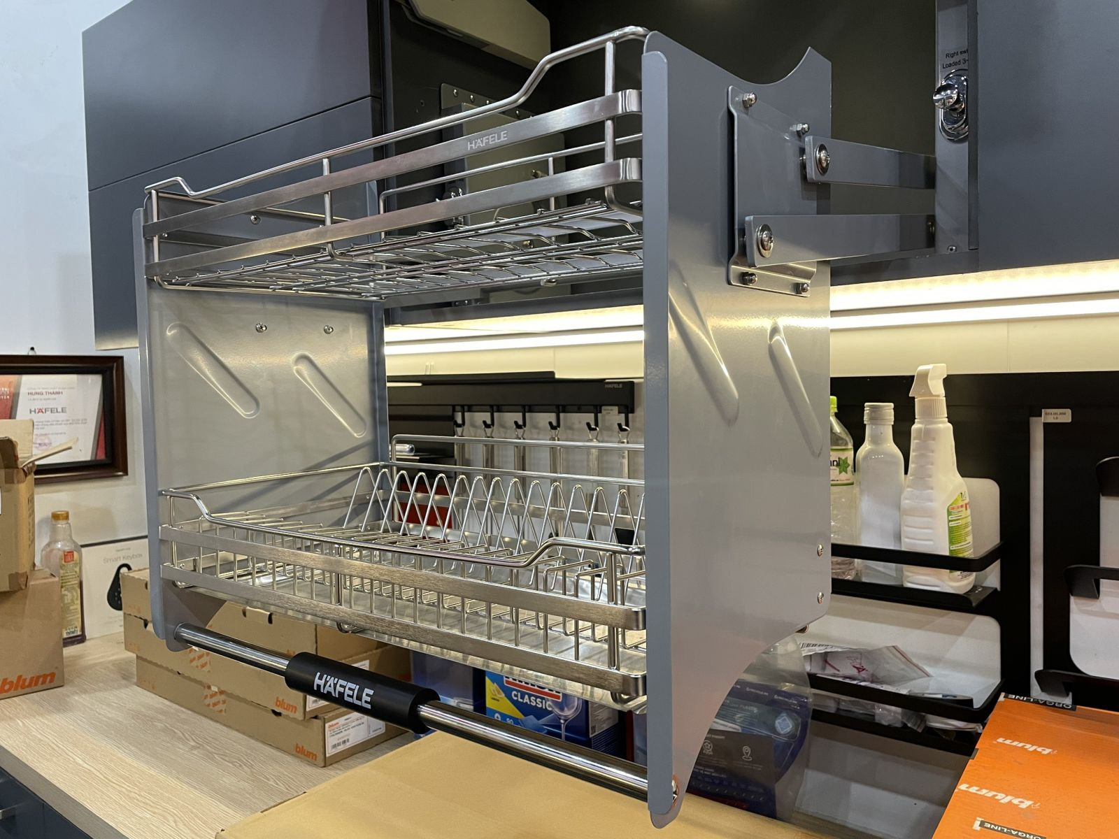 Giá bát đĩa nâng hạ Inox 304 nan tròn xước mờ 600mm Hafele 504.76.009 được thiết kế 2 tầng thông thoáng, rộng rãi và tiện dụng. Giá bát đĩa nâng hạ Inox 304 nan tròn xước mờ 600mm Hafele 504.76.009 được thiết kế 2 tầng thông thoáng, rộng rãi và tiện dụng.