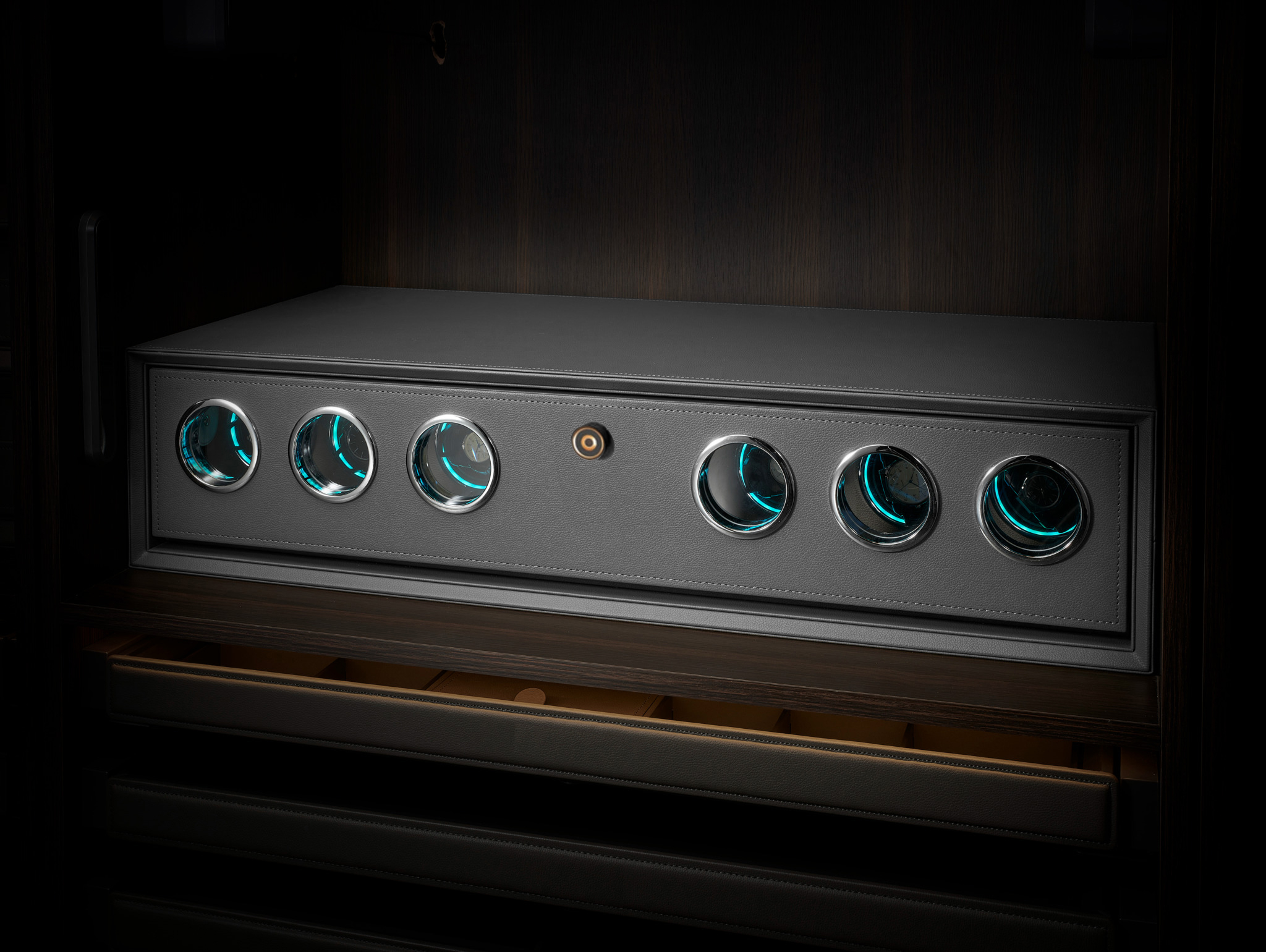 Chất liệu hộp đồng hồ được làm từ khung gỗ chắc chắn, bên ngoài bọc da cao cấp giúp bảo vệ vỏ hộp khỏi những bụi bắn và ấm mốc. Chất liệu hộp đồng hồ được làm từ khung gỗ chắc chắn, bên ngoài bọc da cao cấp giúp bảo vệ vỏ hộp khỏi những bụi bắn và ấm mốc.