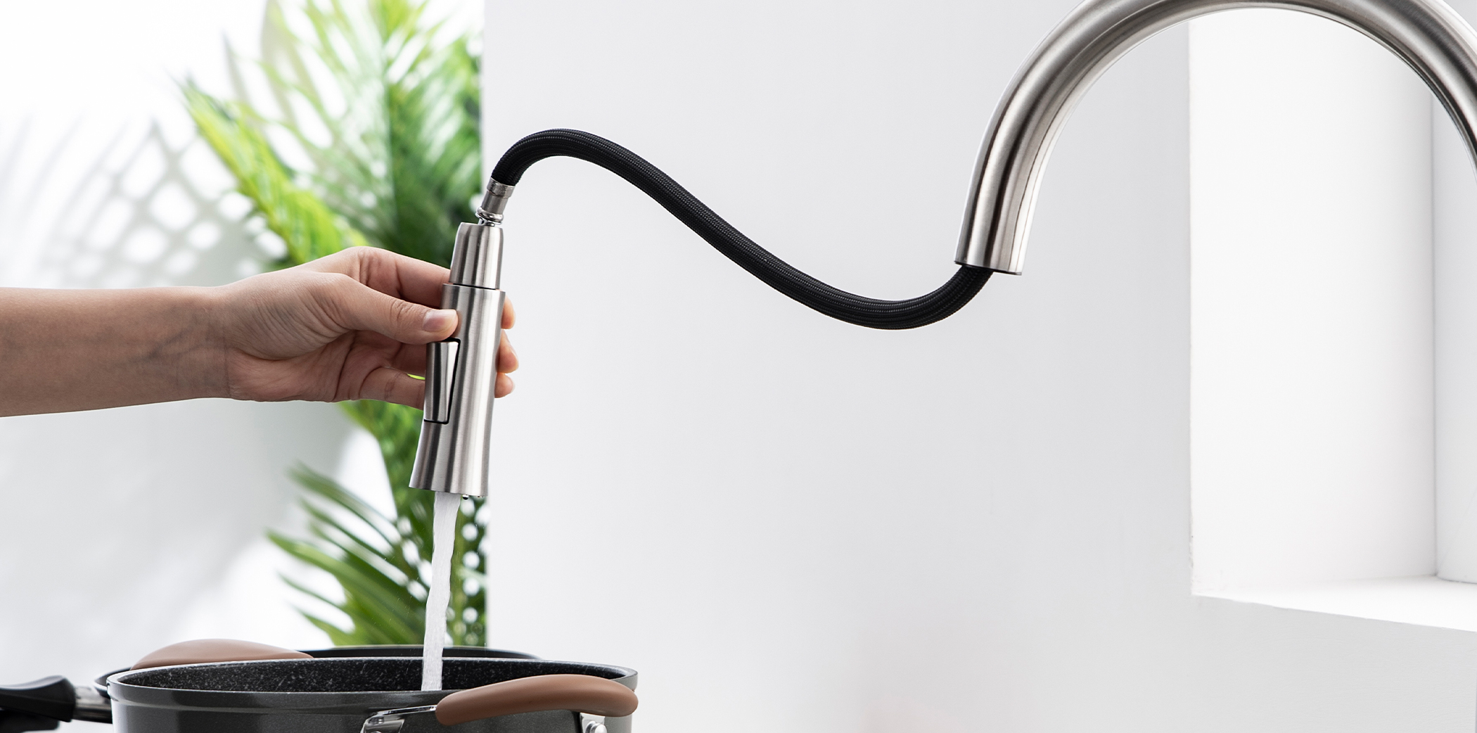 Lõi kéo dây rút vòi rửa Kluger KLF0008B là một phụ kiện hữu ích để tăng cường sự linh hoạt và tiện ích khi sử dụng vòi rửa bát.
