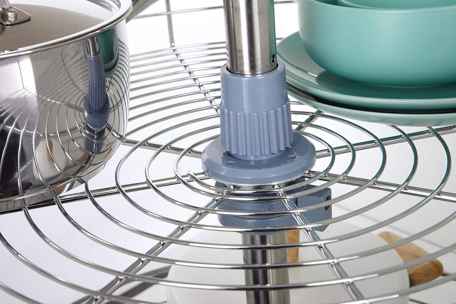 Mỗi tầng có thể xoay quanh trục một cách độc lập, tiện lợi khi lấy/cất đồ. Mỗi tầng có thể xoay quanh trục một cách độc lập, tiện lợi khi lấy/cất đồ.