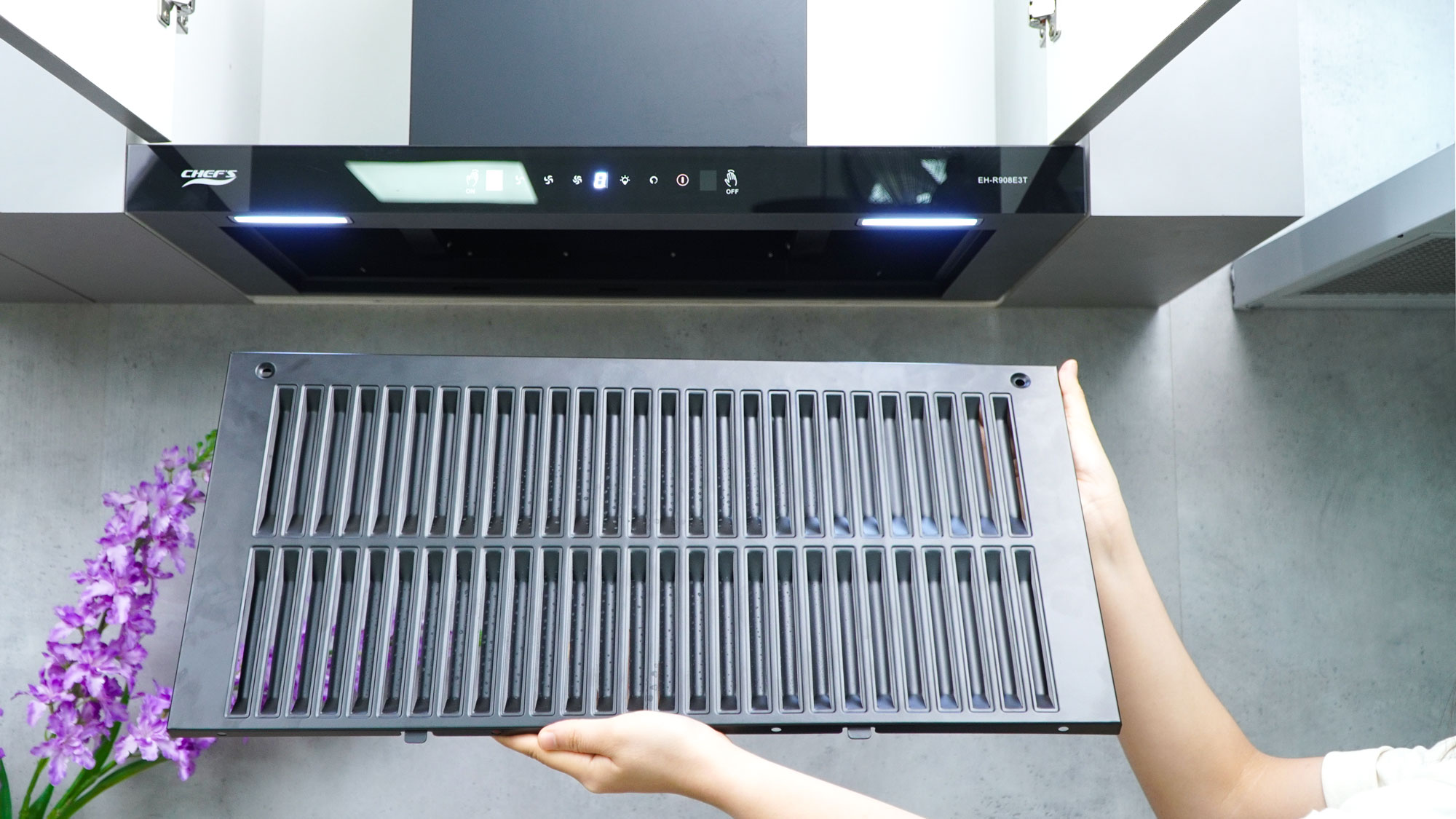 Máy hút mùi áp tường chữ T màu đen 70cm Chefs EH-R908E3T sử dụng hệ thống lưới lọc dạng thanh nan sơn tĩnh điện cao cấp, đảm bảo khả năng lọc sạch dầu mỡ và mùi hiệu quả. Máy hút mùi áp tường chữ T màu đen 70cm Chefs EH-R908E3T sử dụng hệ thống lưới lọc dạng thanh nan sơn tĩnh điện cao cấp, đảm bảo khả năng lọc sạch dầu mỡ và mùi hiệu quả.