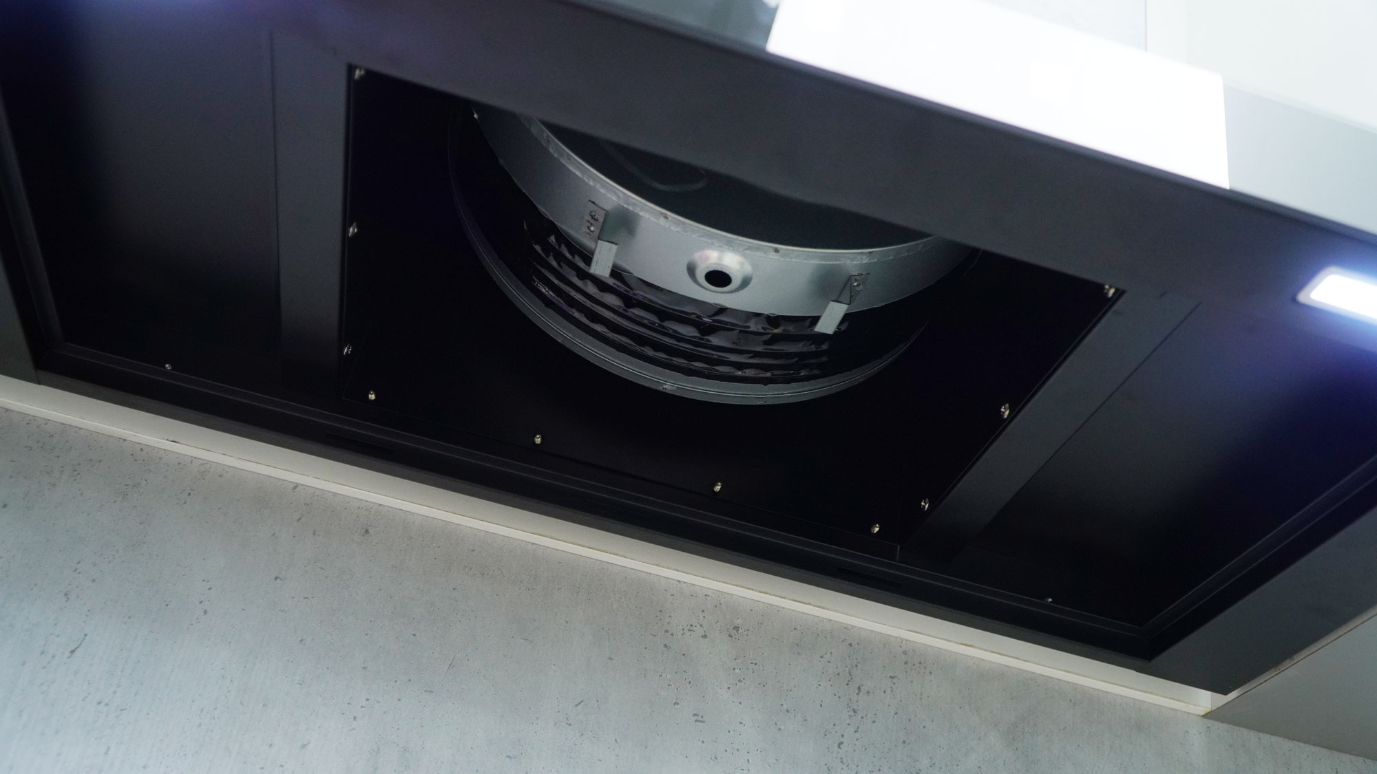 Công suất động cơ định mức 183W có vỏ và cánh hút là kim loại Công suất động cơ định mức 183W có vỏ và cánh hút là kim loại