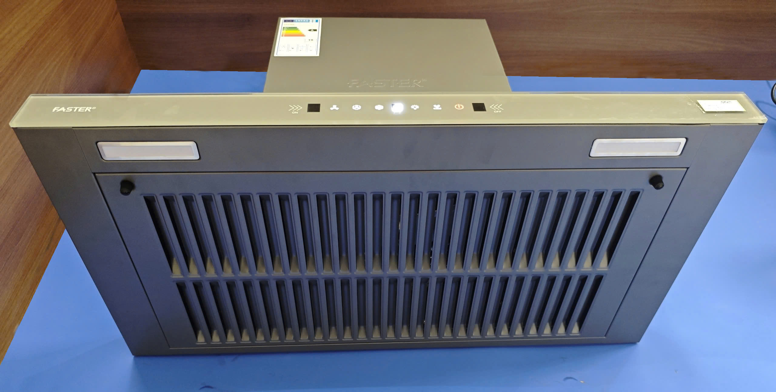 Việc nấu nướng trở nên dễ dàng hơn bao giờ hết với hệ thống đèn LED chiếu sáng hiện đại của máy hút mùi FS 35TG Autoclean. Việc nấu nướng trở nên dễ dàng hơn bao giờ hết với hệ thống đèn LED chiếu sáng hiện đại của máy hút mùi FS 35TG Autoclean.