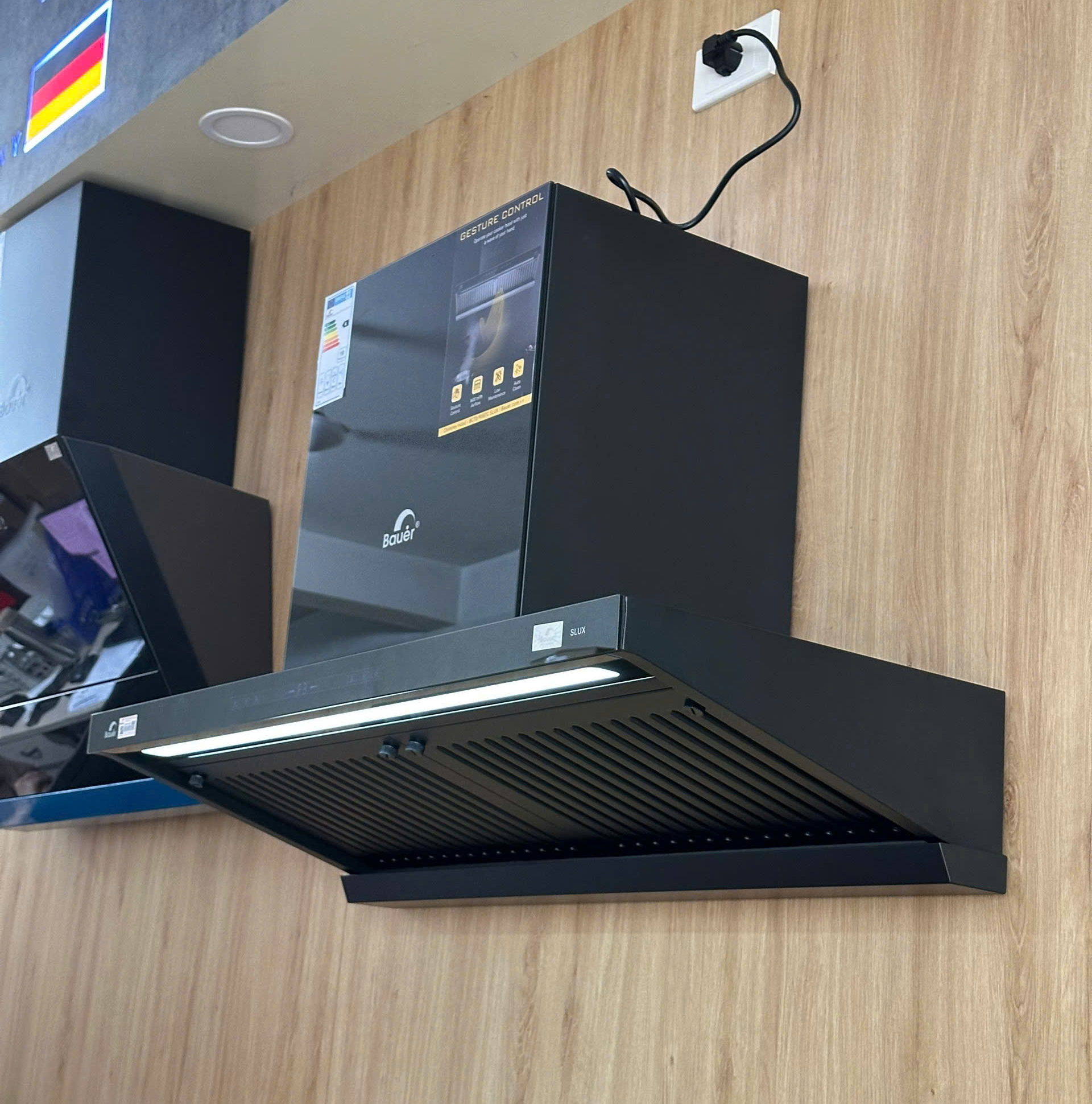 Máy hút mùi áp tường màu đen 70cm Bauer BC70BTC SLUX được trang bị khối động cơ hiệu suất cao, kết hợp cùng hệ thống quạt Turbine với cánh quạt từ chất liệu hợp kim cao cấp. Máy hút mùi áp tường màu đen 70cm Bauer BC70BTC SLUX được trang bị khối động cơ hiệu suất cao, kết hợp cùng hệ thống quạt Turbine với cánh quạt từ chất liệu hợp kim cao cấp.