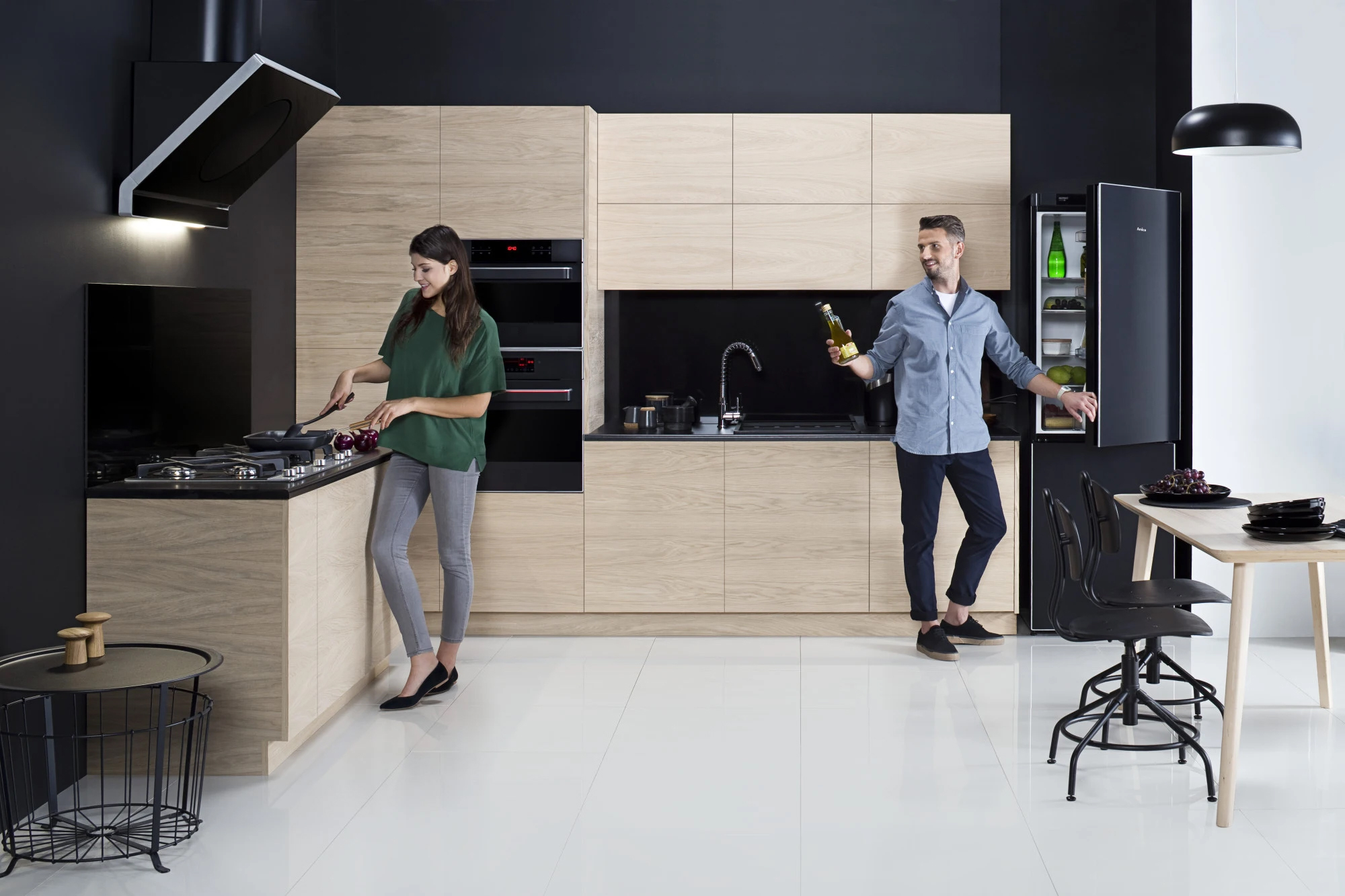 Máy hút mùi áp tường kính đen viền nhôm 90cm Häfele HH-WVG90A | 535.82.203 sở hữu kiểu dáng European Bevel Shape Tornado hiện đại, sang trọng Máy hút mùi áp tường kính đen viền nhôm 90cm Häfele HH-WVG90A | 535.82.203 sở hữu kiểu dáng European Bevel Shape Tornado hiện đại, sang trọng