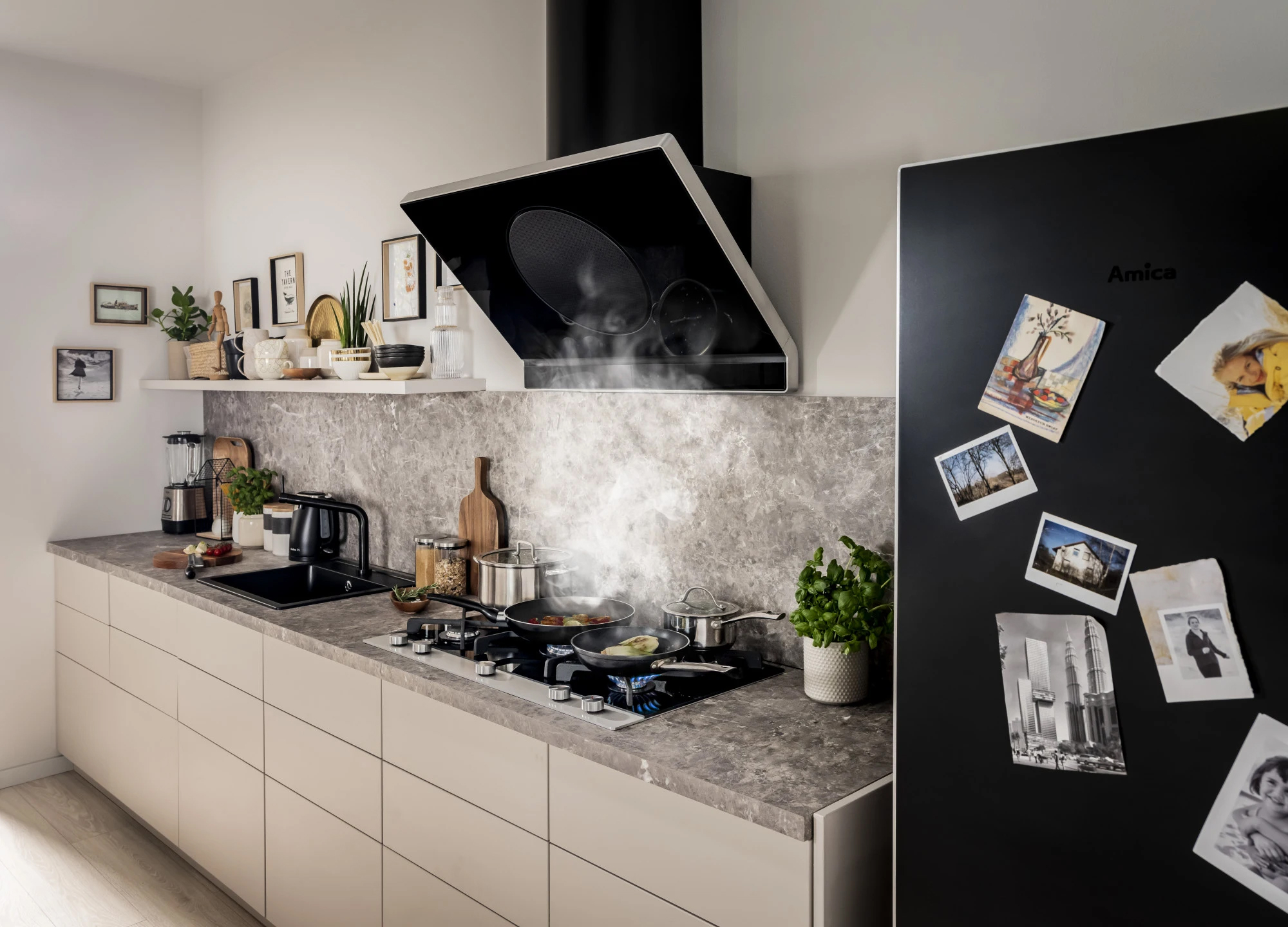 Máy hút mùi áp tường kính đen viền nhôm 90cm Hafele HH-WVG90A | 535.82.203 tự hào tích hợp nhiều ưu điểm nổi trội về kích thước, kiểu dáng và công suất hút Máy hút mùi áp tường kính đen viền nhôm 90cm Hafele HH-WVG90A | 535.82.203 tự hào tích hợp nhiều ưu điểm nổi trội về kích thước, kiểu dáng và công suất hút