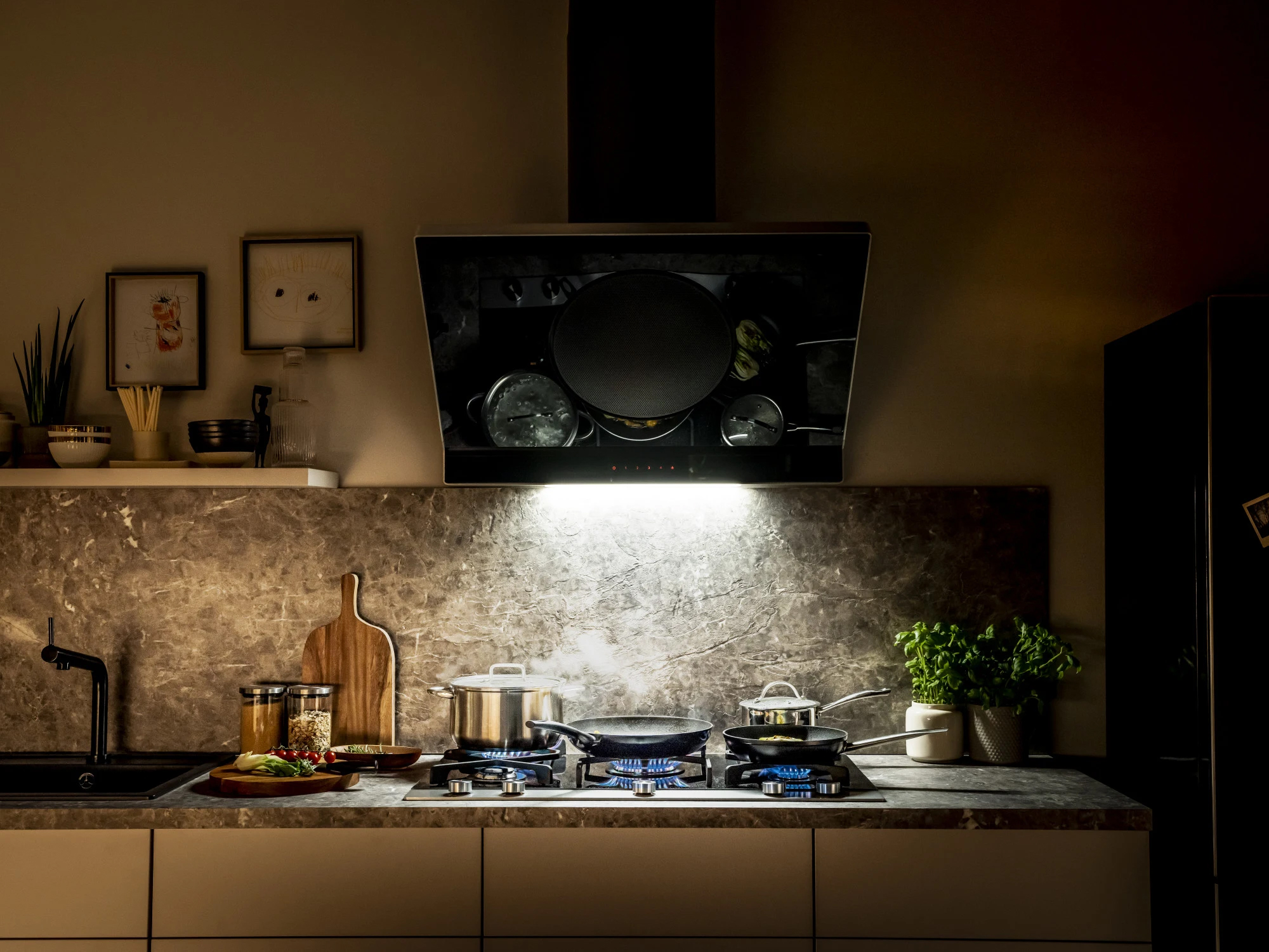 Việc nấu nướng trở nên dễ dàng hơn bao giờ hết với hệ thống đèn LED chiếu sáng hiện đại của máy hút mùi áp tường kính đen viền nhôm 90cm Hafele HH-WVG90A | 535.82.203 Việc nấu nướng trở nên dễ dàng hơn bao giờ hết với hệ thống đèn LED chiếu sáng hiện đại của máy hút mùi áp tường kính đen viền nhôm 90cm Hafele HH-WVG90A | 535.82.203