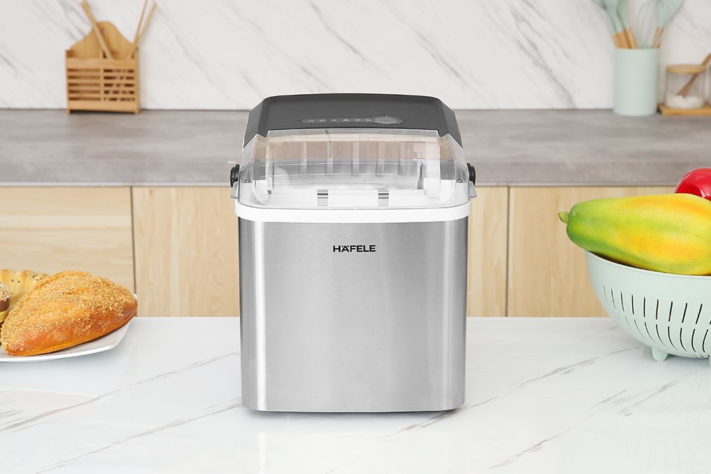 Với dung tích ngăn chứa nước 1.76 lít, máy làm đá viên Hafele 535.44.165 có thể làm ra khoảng 800g đá viên trong một chu kỳ Với dung tích ngăn chứa nước 1.76 lít, máy làm đá viên Hafele 535.44.165 có thể làm ra khoảng 800g đá viên trong một chu kỳ