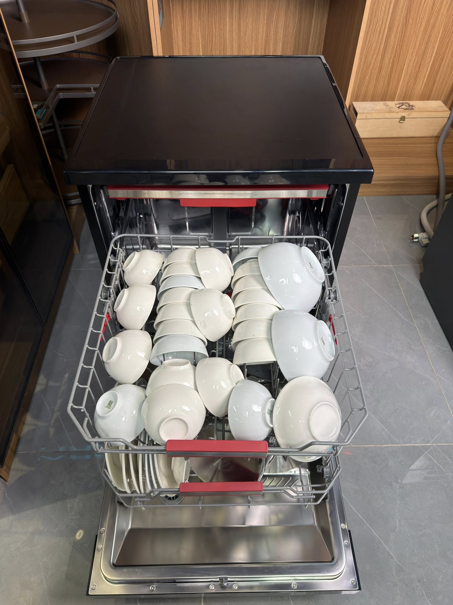 Giàn rửa ở giữa chủ yếu rửa các loại bát đĩa nhỏ, cốc, ly, vật dụng nhỏ không tốn diện tích. Giàn rửa ở giữa chủ yếu rửa các loại bát đĩa nhỏ, cốc, ly, vật dụng nhỏ không tốn diện tích.