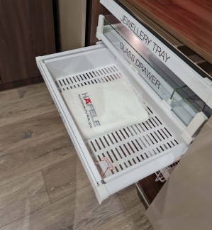 ro-bang-kim-loai-mau-trang-day-phang-hafele