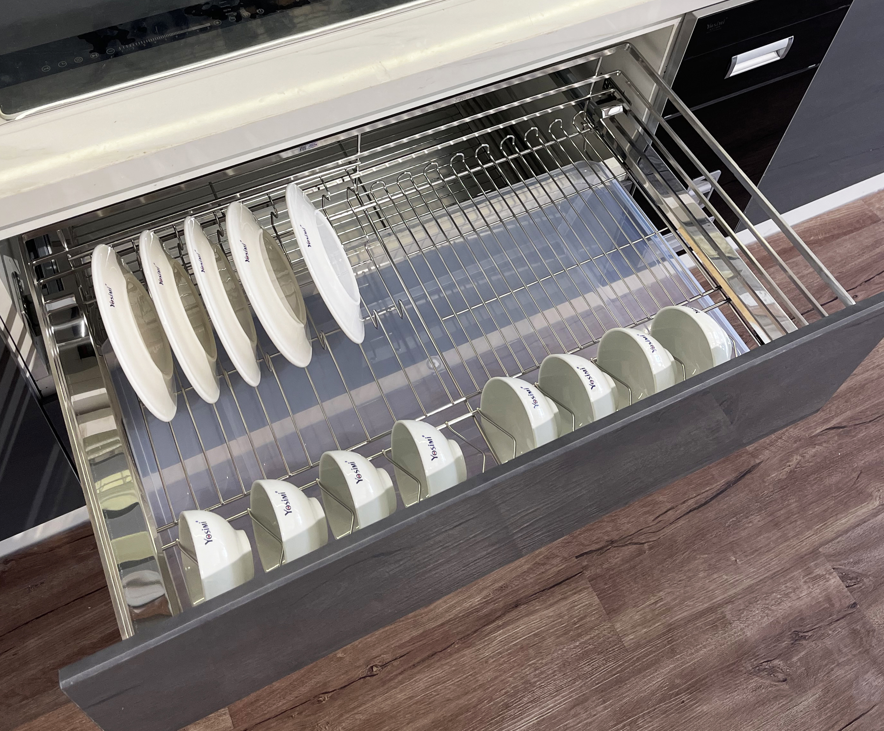 Giá bán của rổ bát đĩa Inox 304 nan dẹt kèm ống đũa Hafele Cappella này rất hợp lý, phù hợp với mức chi tiêu của các gia đình Việt. Giá bán của rổ bát đĩa Inox 304 nan dẹt kèm ống đũa Hafele Cappella này rất hợp lý, phù hợp với mức chi tiêu của các gia đình Việt.