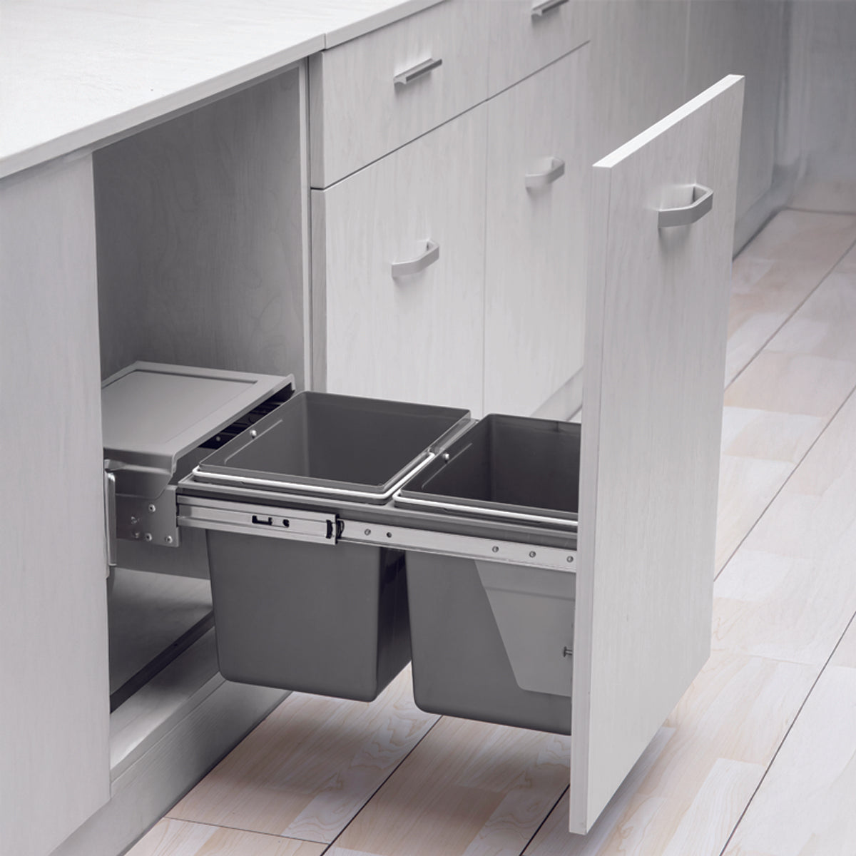 Thiết kế của thùng rác âm tủ 2 ngăn 30L cánh kéo/mở màu xám 400mm Hafele 503.39.631 này vô cùng linh hoạt. Thiết kế của thùng rác âm tủ 2 ngăn 30L cánh kéo/mở màu xám 400mm Hafele 503.39.631 này vô cùng linh hoạt.