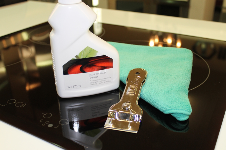 Đối phó với các vết bẩn trên bếp từ thế nào?